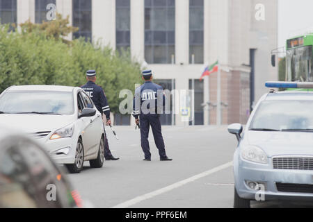 Kasan, Russland - 27 August 2018 - russische Offiziere der Straße Polizei mit gestreiften Stäbe beobachten die City Road Stockfoto