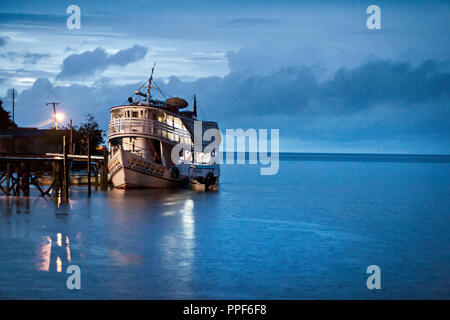 Der Gerichtshof Schiff "tribuna" mit voller Geschwindigkeit in den Amazonas Delta Brasilien. Alle zwei Monate das Schiff nimmt sich das Recht zu den abgelegenen Dörfern, wie hier in Itamatatuba auf dem Amazonas. Stockfoto