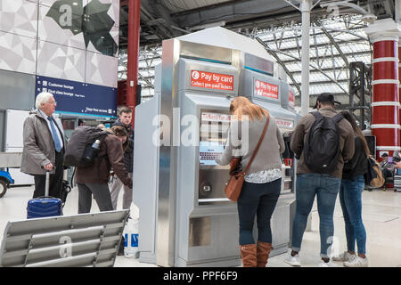 Self Service, Ticket, Kiosk und, Bahnticket, Sammeln, Sammlung, Punkt, Terminal, Lime Street, Zug, Eisenbahn, Bahn, Bahnhof, Liverpool, England, Großbritannien, Großbritannien, Europa Stockfoto