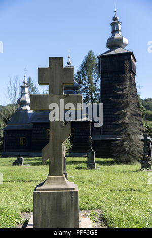 Alte, Zement Kreuz auf dem orthodoxen Friedhof. Ein Zeichen zu widersetzen. Stockfoto