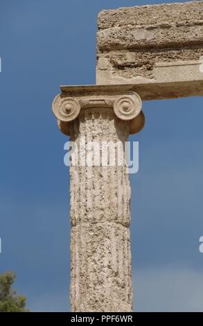 Griechische Kunst. Das Philippeion. Ionic kreisförmige Gedenkstätte von Elfenbein und Gold, die Statuen von Philip's Familie, Alexander der Große, Olympias, Amyntas III und Eurydice I. wurde es von der athenischen Bildhauer Leochares in der Feier von Philip's Sieg in der Schlacht von Chaeronea (338 v. Chr.). Es war die einzige Struktur im Altis zu einem Menschen gewidmet. Detail. ionischen Säule. Altis von Olympia. Griechenland. Stockfoto