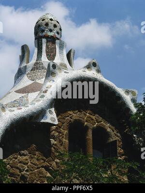 Kunst aus dem 19. Jahrhundert. Moderne. Spanien. GAUDI, Antonio (Reus, 1852 - Barcelona, ??, 1926). PARC GÜELL (1900-1914). Pavillon der CONSERJERIA oder 'CASA DEL PORTER', die am Eingang des Parks befindet. Detail des Daches mit keramischen 'trencadís', mit verdrehten Flächen gestaltet und durch einen Pilz (Amanita muscaria) BARCELONA gekrönt. Katalonien. Stockfoto