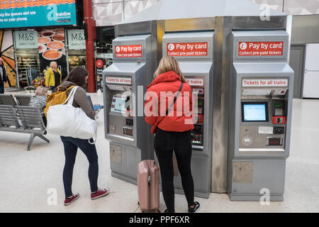 Self Service, Ticket, Kiosk und, Bahnticket, Sammeln, Sammlung, Punkt, Terminal, Lime Street, Zug, Eisenbahn, Bahn, Bahnhof, Liverpool, England, Großbritannien, Großbritannien, Europa Stockfoto