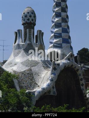 Kunst aus dem 19. Jahrhundert. Moderne. Spanien. GAUDI, Antonio (Reus, 1852 - Barcelona, ??, 1926). PARC GÜELL (1900-1914). Pavillon der CONSERJERIA oder 'CASA DEL PORTER', die am Eingang des Parks befindet. Detail des Daches mit keramischen 'trencadís', mit verdrehten Flächen gestaltet und durch einen Pilz (Amanita muscaria) BARCELONA gekrönt. Katalonien. Stockfoto