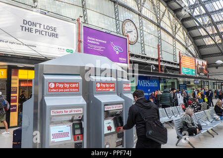 Self Service, Ticket, Kiosk und, Bahnticket, Sammeln, Sammlung, Punkt, Terminal, Lime Street, Zug, Eisenbahn, Bahn, Bahnhof, Liverpool, England, Großbritannien, Großbritannien, Europa Stockfoto