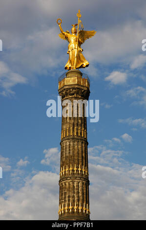 Deutschland. Berlin Siegessäule. Entworfen von dem deutschen Architekten Heinrich Strack (1805-1880), nach 1864. Es erinnert an den preußischen Sieg in der Danish-Prussian Krieg obwohl, wie das Denkmal wurde 1873 eingeweiht, Preußen auch Im Preußisch-Österreichischen Krieg und im Deutsch-Französischen Krieg siegreich ist. Auf der Oberseite ist eine Bronzeskulptur von Victoria, entworfen von dem deutschen Bildhauer Friedrich Drake (1805-1882). Tiergarten. Stockfoto