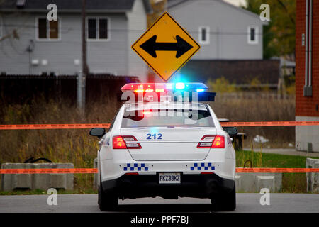 Laval, Kanada, 11. November 2017. Die Polizei Auto weg Sperren des Verkehrs in der Nähe von einem Tatort. Credit: Mario Beauregard/Alamy leben Nachrichten Stockfoto