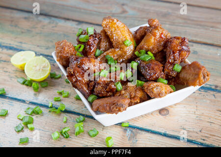 Zitrone tantalizing Chicken Wings in eckigen Schale Stockfoto