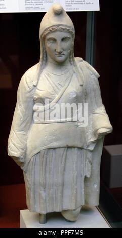 Statue der Göttin Artemis, vielleicht Artemis Bendis trägt eine Phrygische Mütze. Kalkstein. In Zypern. 300-200 BC. Aus dem Heiligtum des Apollo in Pyla. British Museum. London. England. Vereinigtes Königreich. Stockfoto