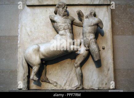 Südlichen Metope XXXII aus die Parthenon-Skulpturen, die Teil des Kampfes zwischen den Zentauren und Lapiths darstellt. 5. Jahrhundert vor Christus. Athen. British Museum. London. Vereinigtes Königreich. Stockfoto