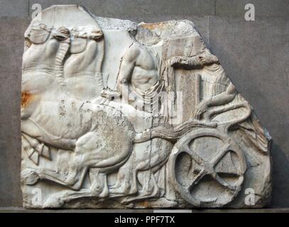 Griechische Kunst. Griechenland. Parthenon (447-438 b. C). Fragment der Nord fries XXIV Darstellung eines Marschalls hinter einer Beförderung. British Museum. London. England. UK. Stockfoto