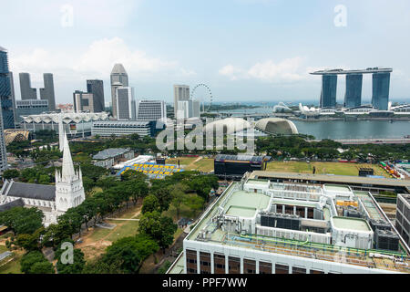 Eine Luftaufnahme der Padang mit dem Singapore Flyer, Marina Bay Sands Hotel, St Andrews Kathedrale und der Esplanade Theater Singapur Asien Stockfoto