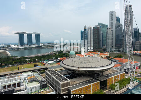 Luftaufnahme des kreisförmigen Supreme Court Building, Marina Bay Sands Hotel Komplex und Financial District in der Nähe von Boat Quay in Singapur Asien Stockfoto