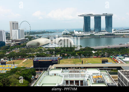 Eine Luftaufnahme der Padang mit dem Singapore Flyer, Marina Bay Sands Hotel, und die Esplanade Theater in der Republik Singapur Asien Stockfoto