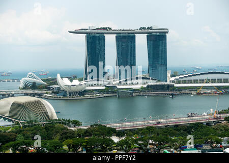 Luftaufnahme von Peninsula Excelsior Dach des Esplanade Theater, Marina Bay Sands Hotel, Gärten durch die Bucht und Artscience Museum Singapur Asien Stockfoto