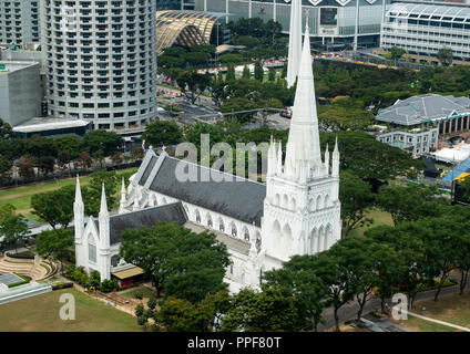 Eine Luftaufnahme von St. Andrew's Cathedral aus dem Peninsula Excelsior Hotel in Singapur Asien Stockfoto