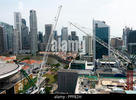 Luftaufnahme von Peninsula Excelsior Hotel in Richtung Boat Quay und finanziellen Zentrum mit dem Parlament und der Oberste Gerichtshof Gebäude Singapur Asien Stockfoto