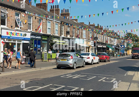 Geschäfte speichern Geschäfte an der Bishopthorpe Road im Sommer (auch bekannt als Bishy Road) York North Yorkshire England Großbritannien GB Großbritannien Stockfoto