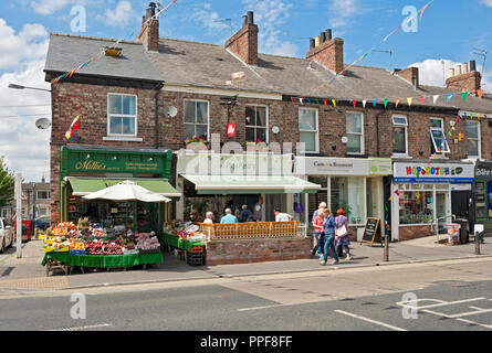 Geschäfte an der Bishopthorpe Road im Sommer York North Yorkshire England Großbritannien GB Großbritannien Stockfoto