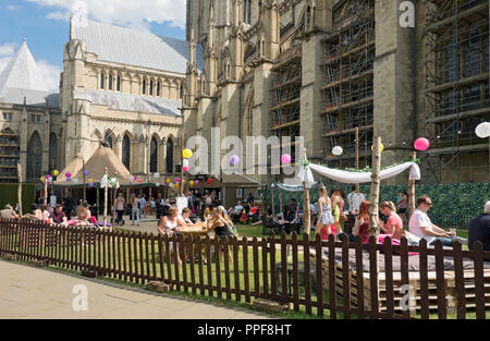 Im Sommer saßen Leute draußen in der Bar Sol Ast tipi im Deans Park York North Yorkshire England Großbritannien GB Großbritannien Stockfoto