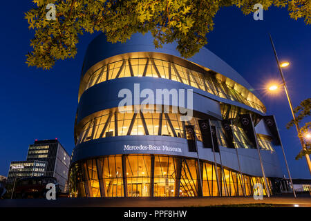 Stuttgart, Deutschland - 07 September, 2018: Mercedes Benz Museum bei Nacht. Es ist ein Museum, das die Geschichte der Mercedes-Ben. Die excepti Stockfoto