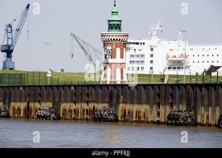 Die 'Leuchtturm Kaiserschleuse" wird auch als Pingelturm. Es ist nicht weit entfernt vom Pier bis zum Eingang der Kaiserhafen in Bremerhaven. Diese östliche Feuer der Kaiserschleuse wurde 1900 erbaut. Seit 1984, das Gebäude steht unter Denkmalschutz. Bremerh | Verwendung weltweit Stockfoto