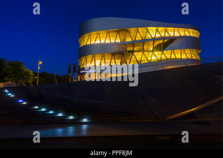 Stuttgart, Deutschland - 07 September, 2018: Mercedes Benz Museum bei Nacht. Es ist ein Museum, das die Geschichte der Mercedes-Ben. Die excepti Stockfoto