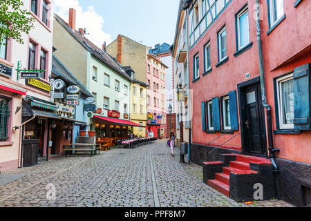 Frankfurt, Deutschland - Juli 09, 2018: Gasse im Stadtteil Alt-Sachsenhausen mit nicht identifizierten Personen. Dieser Stadtteil ist berühmt für den Apfelwein housesand Stockfoto