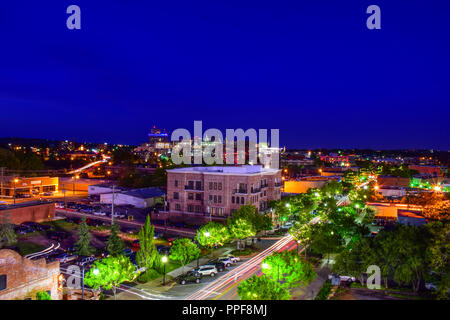 Lange Exposition von Downtown Greenville South Carolina Skyline während der Blauen Stunde Stockfoto