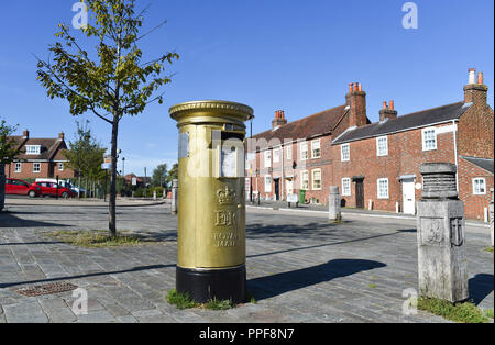 Post Box gemalt Gold die Goldmedaille von Dani König in den Olympischen Spielen in London 2012 im malerischen Dorf Hamble le Reis auf dem Fluss gewonnen zu feiern. Stockfoto