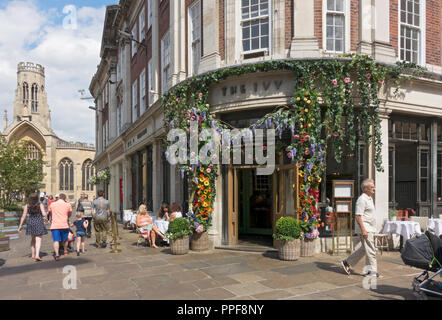 Das Restaurant Ivy mit Blumen dekoriert für das Bloom Festival im Sommer St Helens Square York North Yorkshire England Großbritannien Stockfoto
