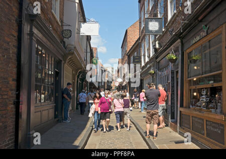 Stadtzentrum von York Besucher Touristen besuchen die Schambles im Sommer York North Yorkshire England Großbritannien GB Großbritannien Stockfoto