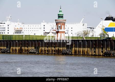 Die 'Leuchtturm Kaiserschleuse" wird auch als Pingelturm. Es ist nicht weit entfernt vom Pier bis zum Eingang der Kaiserhafen in Bremerhaven. Diese östliche Feuer der Kaiserschleuse wurde 1900 erbaut. Seit 1984, das Gebäude steht unter Denkmalschutz. Bremerh | Verwendung weltweit Stockfoto