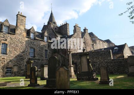 Die Canongate Kirkyard (Englisch: Kirchhof) steht um Canongate Kirk auf der Royal Mile in Edinburgh, Schottland. Der Kirchhof war für Bestattungen aus den späten 1680er bis in die Mitte des 20. Jahrhunderts verwendet. | Verwendung weltweit Stockfoto