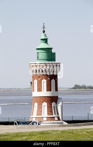 Die 'Leuchtturm Kaiserschleuse" wird auch als Pingelturm. Es ist nicht weit entfernt vom Pier bis zum Eingang der Kaiserhafen in Bremerhaven. Diese östliche Feuer der Kaiserschleuse wurde 1900 erbaut. Seit 1984, das Gebäude steht unter Denkmalschutz. Bremerh | Verwendung weltweit Stockfoto