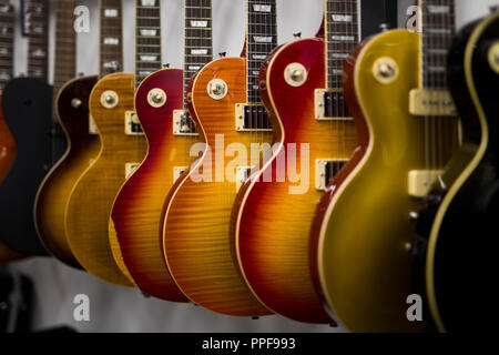 Sammlung von E-Gitarren im Shop hängen Stockfoto