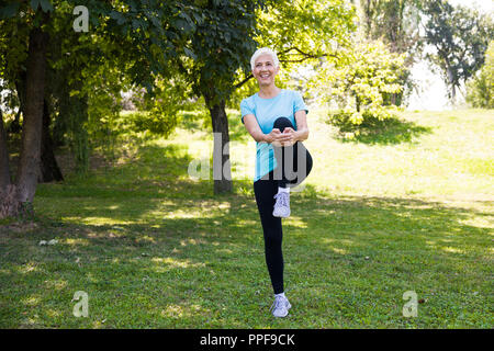 Portrait der älteren Frau, streching Übungen im Park Stockfoto