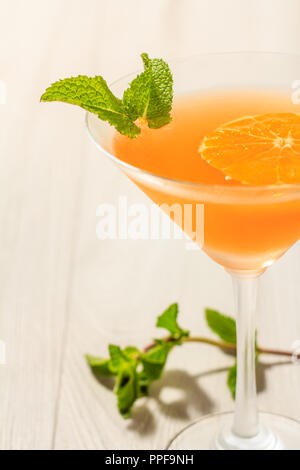 Orange Marmelade im Glas überstieg Minze auf dem hölzernen Hintergrund Nahaufnahme selektiven Fokus Stockfoto