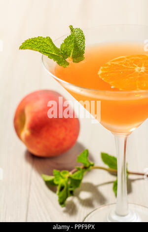 Orange Marmelade im Glas überstieg Minze mit nektarine auf dem Hintergrund Nahaufnahme selektiven Fokus Stockfoto