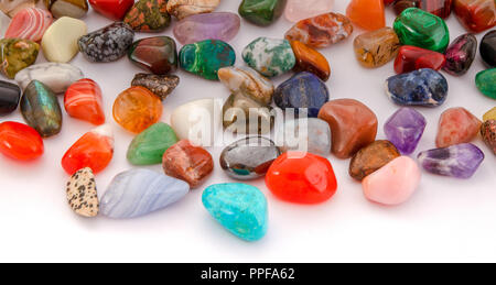 Polierte Edelsteine Hintergrundbild. Gruppe der polierte Halbedelsteine Nahaufnahme. Amethyst, Türkis, Obsidian, Quarz und viele mehr. Stockfoto