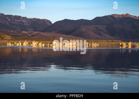 Ansicht des Mono Lake in der Kalifornischen östlichen Sierra Nevada. Tuffstein Türme über den See. Sunrise Foto Stockfoto