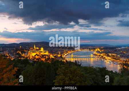 Die Vew der Budaer Burg und Donau von der Zitadelle in Budapest, Ungarn. Stockfoto