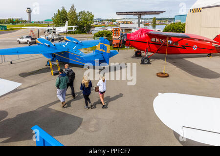 Exteriorr Blick auf die Alaska Aviation Museum auf Lake Hood in Anchorage Alaska entfernt Stockfoto