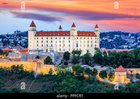 Bratislava, Slowakei. Blick auf die Burg von Bratislava auf den Sonnenuntergang. Stockfoto