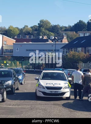 Polizei am Tatort vor der Fir Vale School in Sheffield, die nach einem "Vorfall" früh schließen musste. Stockfoto