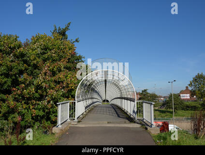 Geschlossene Fußgängerbrücke mit Stahlkäfig, über M60 Autobahn an der Ausfahrt 17, kreuzung whitefield im Großraum manchester, großbritannien Stockfoto