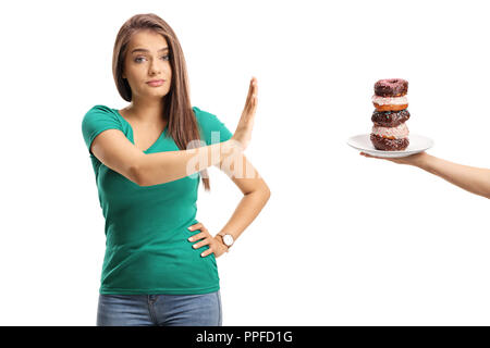 Junge Frau ablehnen, einen Teller mit Donuts auf weißem Hintergrund Stockfoto