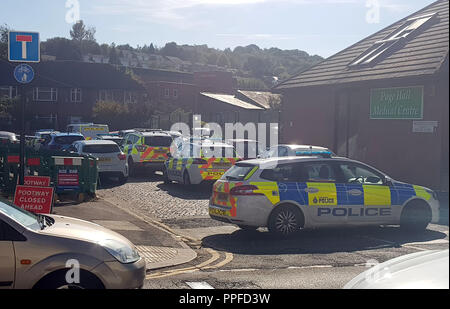 Die Polizei vor der Fir Vene School in Sheffield, die nach einem Vorfall früh schließen musste. Stockfoto