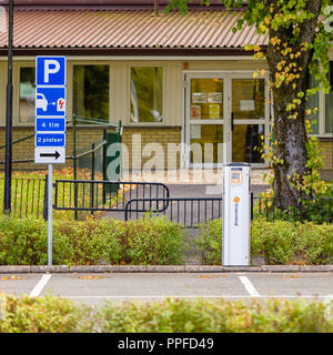 Stromtankstelle für Autos am Parkplatz Stockfoto