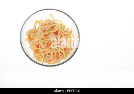 Glasschale mit Thai Chili Nudeln auf weißem Hintergrund Stockfoto